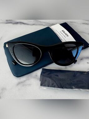 Le Specs Enchantress Black Cat Eye Sunglasses with Soft Case Brand New w/o Tags